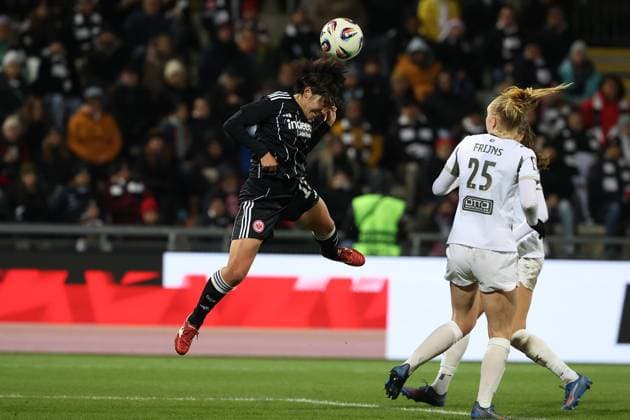 2025.11.20 xJFx Qualifikationsrunde UEFA Women™s Europa Cup 2025 2026 Achtelfinal-Rückspiel Eintracht Frankfurt - PSV Eindhoven v.l., Remina Chiba (Eintracht Frankfurt) Kopfball, Kopfballduell, Emma Frijns (PSV Eindhoven) (DFL DFB REGULATIONS PROHIBIT ANY USE OF PHOTOGRAPHS as IMAGE SEQUENCES and or QUASI-VIDEO) Copyright: JoaquimxFerreira