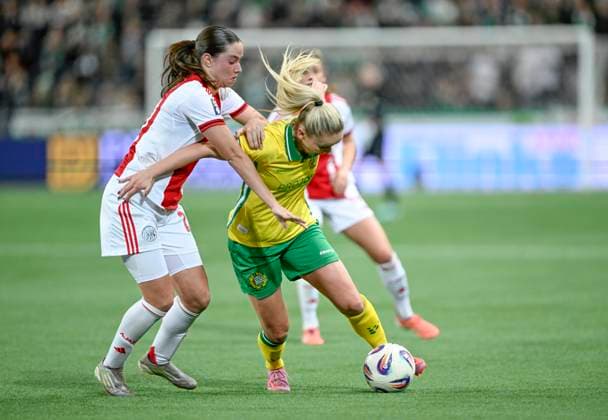 STOCKHOLM, SVERIGE 20251120 Ajax Isa Colin mot Hammarbys Anna Josendal under torsdagens Europa Cup-kvalmatch 2 av 2 mellan Hammarby IF och AFC Ajax pa 3Arena. STOCKHOLM SVERIGE x10050x