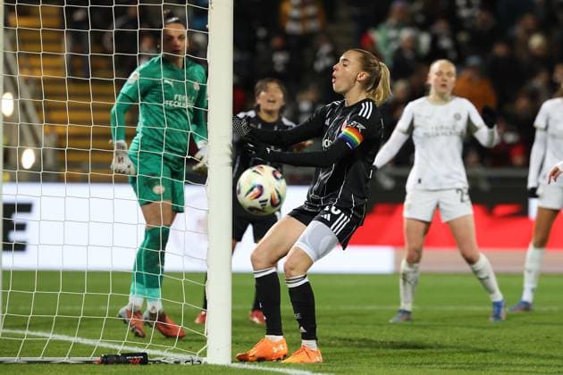 2025.11.20 xJFx Qualifikationsrunde UEFA Women™s Europa Cup 2025 2026 Achtelfinal-Rückspiel Eintracht Frankfurt - PSV Eindhoven v.l., Laura Freigang (Eintracht Frankfurt) enttaeuscht, enttaeuscht schauend, dissapointed, traurig, frustiert, frust, gefrustet (DFL DFB REGULATIONS PROHIBIT ANY USE OF PHOTOGRAPHS as IMAGE SEQUENCES and or QUASI-VIDEO) Copyright: JoaquimxFerreira