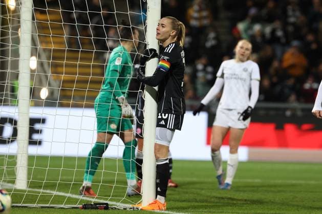 2025.11.20 xJFx Qualifikationsrunde UEFA Women™s Europa Cup 2025 2026 Achtelfinal-Rückspiel Eintracht Frankfurt - PSV Eindhoven v.l., Laura Freigang (Eintracht Frankfurt) enttaeuscht, enttaeuscht schauend, dissapointed, traurig, frustiert, frust, gefrustet (DFL DFB REGULATIONS PROHIBIT ANY USE OF PHOTOGRAPHS as IMAGE SEQUENCES and or QUASI-VIDEO) Copyright: JoaquimxFerreira