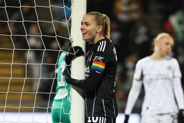 2025.11.20 xJFx Qualifikationsrunde UEFA Women™s Europa Cup 2025 2026 Achtelfinal-Rückspiel Eintracht Frankfurt - PSV Eindhoven v.l., Laura Freigang (Eintracht Frankfurt) lacht, enttaeuscht, enttaeuscht schauend, dissapointed, traurig, frustiert, frust, gefrustet (DFL DFB REGULATIONS PROHIBIT ANY USE OF PHOTOGRAPHS as IMAGE SEQUENCES and or QUASI-VIDEO) Copyright: JoaquimxFerreira