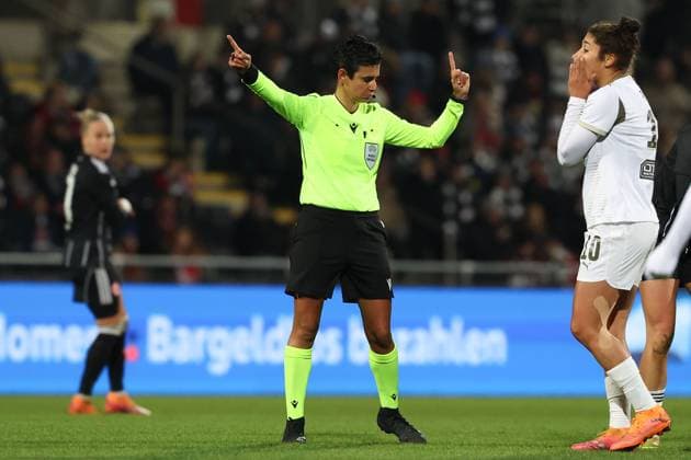 2025.11.20 xJFx Qualifikationsrunde UEFA Women™s Europa Cup 2025 2026 Achtelfinal-Rückspiel Eintracht Frankfurt - PSV Eindhoven v.l., Schiedsrichterin Catarina Campos POR gibt Anweisungen, gestikuliert, mit den Armen gestikulieren gives instructions, gesticulate. (DFL DFB REGULATIONS PROHIBIT ANY USE OF PHOTOGRAPHS as IMAGE SEQUENCES and or QUASI-VIDEO) Copyright: JoaquimxFerreira