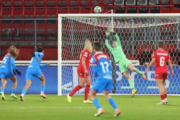 Julia Bartel of Atletico Madrid scores a goal during the match FC Twente Enschede vs Atletico de Madrid at the Stadium the Grolsch Veste for the Champions League women season 2025-2026 in ENSCHEDE, Netherlands on 20 november 2025, (photo by Peter Lous EYE4images DeFodi Images)