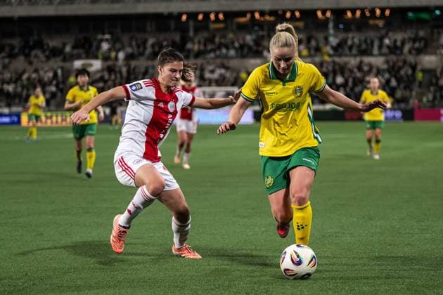 251120 Danique Noordman of Ajax and Anna Josendal of Hammarby during the UEFA Women s Europa Cup football match between Hammarby and Ajax on November 20, 2025 in Stockholm. Photo: Emma Wallskog BILDBYRAN COP 320 EW0590 fotboll football soccer fotball europa cup hammarby ajax uefa womens europa cup dam bbeng Copyright: EMMAxWALLSKOG BB251120EW039