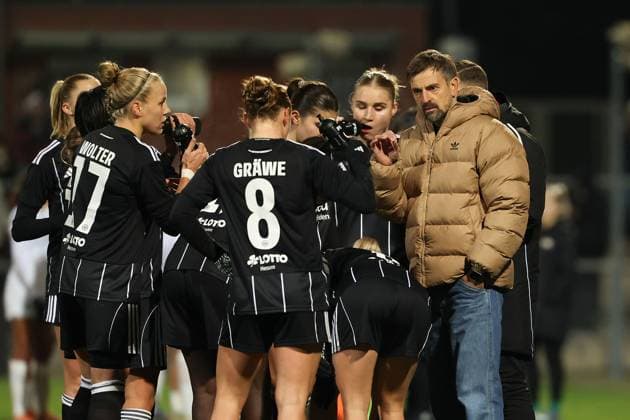2025.11.20 xJFx Qualifikationsrunde UEFA Women™s Europa Cup 2025 2026 Achtelfinal-Rückspiel Eintracht Frankfurt - PSV Eindhoven v.l., Trainer Niko Arnautis (Eintracht Frankfurt) gibt Anweisungen, gestikuliert, mit den Armen gestikulieren gives instructions, gesticulate. (DFL DFB REGULATIONS PROHIBIT ANY USE OF PHOTOGRAPHS as IMAGE SEQUENCES and or QUASI-VIDEO) Copyright: JoaquimxFerreira