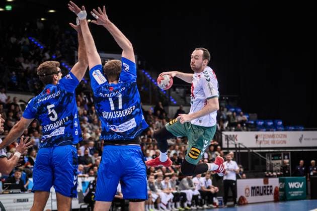 Alexander Weck (TSV GWD Minden, 73) vs. Stuttgarter Block aus Antonio Serradilla (TVB Stuttgart, 05) und Samuel Roethlisberger (TVB Stuttgart, 17) GER, TVB 1898 Stuttgart - TSV GWD Minden, DAIKIN HBL, Handball, Bundesliga, 13. Spieltag, Spielzeit 2025 2026, 20.11.2025 GER, TVB 1898 Stuttgart - TSV GWD Minden, DAIKIN HBL, Handball, Bundesliga, 13. Spieltag, Spielzeit 2025 2026, 20.11.2025 Stuttgart Copyright: xSandyxDinkelackerx EP_SDR
