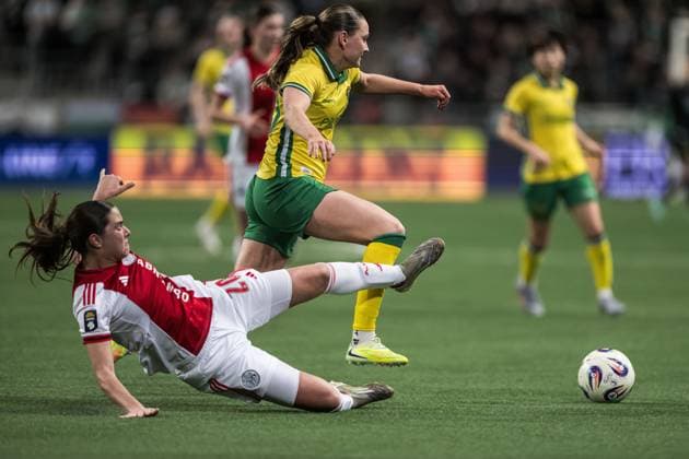 251120 Isa Colin of Ajax and Vilde Hasund of Hammarby during the UEFA Women s Europa Cup football match between Hammarby and Ajax on November 20, 2025 in Stockholm. Photo: Emma Wallskog BILDBYRAN COP 320 EW0590 fotboll football soccer fotball europa cup hammarby ajax uefa womens europa cup dam bbeng Copyright: EMMAxWALLSKOG BB251120EW046