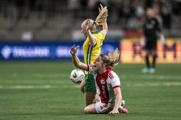 251120 Emilie Joramo of Hammarby and Danique Tolhoek of Ajax during the UEFA Women s Europa Cup football match between Hammarby and Ajax on November 20, 2025 in Stockholm. Photo: Emma Wallskog BILDBYRAN COP 320 EW0590 fotboll football soccer fotball europa cup hammarby ajax uefa womens europa cup dam bbeng Copyright: EMMAxWALLSKOG BB251120EW048