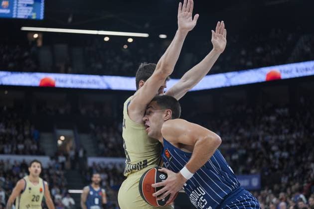 Anadolu Efes v Barcelona - Euroleague ISTANBUL, TURKIYE - NOVEMBER 20: Cole Swider (R) of Anadolu Efes in action against Dario Brizuela (L) of Barcelona during the EuroLeague Week 12 basketball match between Anadolu Efes and Barcelona at the Turkcell Basketball Development Center in Istanbul, Turkiye, on November 20, 2025. Adem Kutucu Anadolu Istanbul Turkey. Editorial use only. Please get in touch for any other usage.  Copyright: x2025xAnadoluxAdemxKutucux