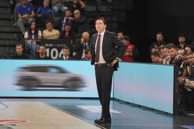 Anadolu Efes v Barcelona - Euroleague ISTANBUL, TURKIYE - NOVEMBER 20: Head coach Joan Penarroya of Barcelona during the EuroLeague Week 12 basketball match between Anadolu Efes and Barcelona at the Turkcell Basketball Development Center in Istanbul, Turkiye, on November 20, 2025. Adem Kutucu Anadolu Istanbul Turkey. Editorial use only. Please get in touch for any other usage.  Copyright: x2025xAnadoluxAdemxKutucux