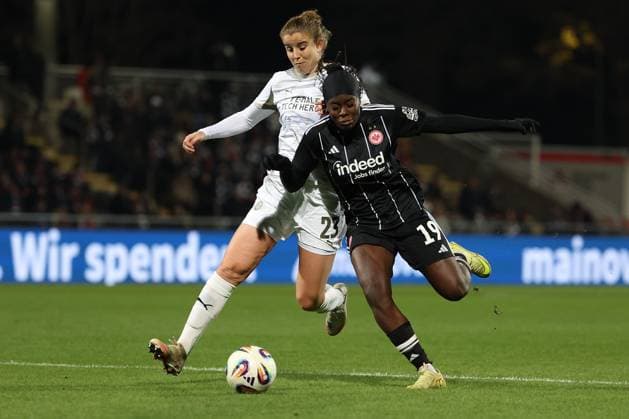 2025.11.20 xJFx Qualifikationsrunde UEFA Women™s Europa Cup 2025 2026 Achtelfinal-Rückspiel Eintracht Frankfurt - PSV Eindhoven v.l., Myrthe Moorrees (PSV Eindhoven), Nicole Anyomi (Eintracht Frankfurt), Zweikampf, Action, Aktion, Battles for the Ball (DFL DFB REGULATIONS PROHIBIT ANY USE OF PHOTOGRAPHS as IMAGE SEQUENCES and or QUASI-VIDEO) Copyright: JoaquimxFerreira