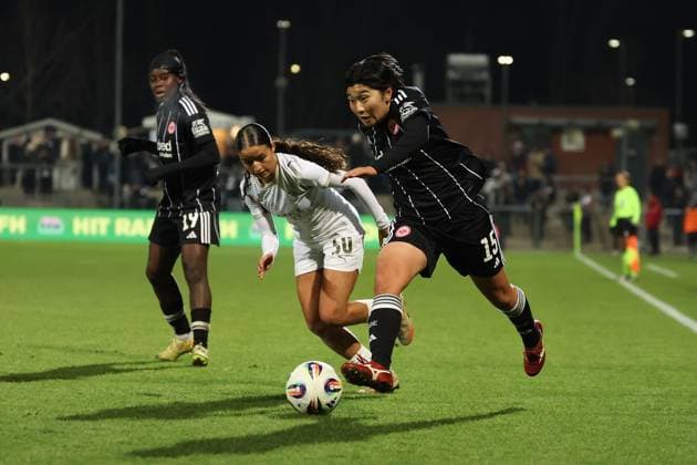 2025.11.20 xJFx Qualifikationsrunde UEFA Women™s Europa Cup 2025 2026 Achtelfinal-Rückspiel Eintracht Frankfurt - PSV Eindhoven v.l., Anissa Chibani (PSV Eindhoven), Remina Chiba (Eintracht Frankfurt), Zweikampf, Action, Aktion, Battles for the Ball (DFL DFB REGULATIONS PROHIBIT ANY USE OF PHOTOGRAPHS as IMAGE SEQUENCES and or QUASI-VIDEO) Copyright: JoaquimxFerreira
