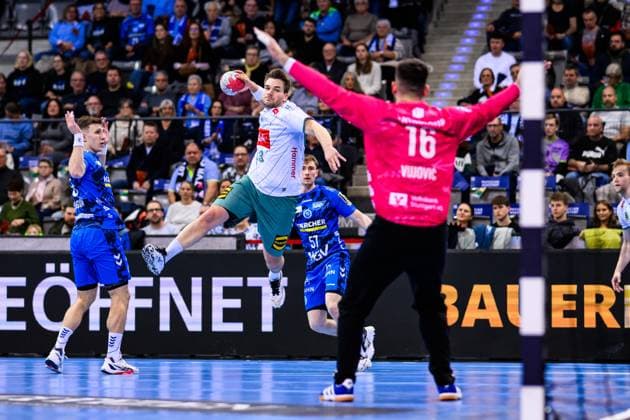 TVB Stuttgart - GWD Minden Handball: 1. Bundesliga, Herren, Saison 2025 2026, TVB Stuttgart - GWD Minden, Porsche Arena. Mindens Niclas Heitkamp (M) in Aktion gegen Stuttgarts Torwart Miljan VujoviÄ‡. Stuttgart Porsche Arena Baden-Württemberg Deutschland