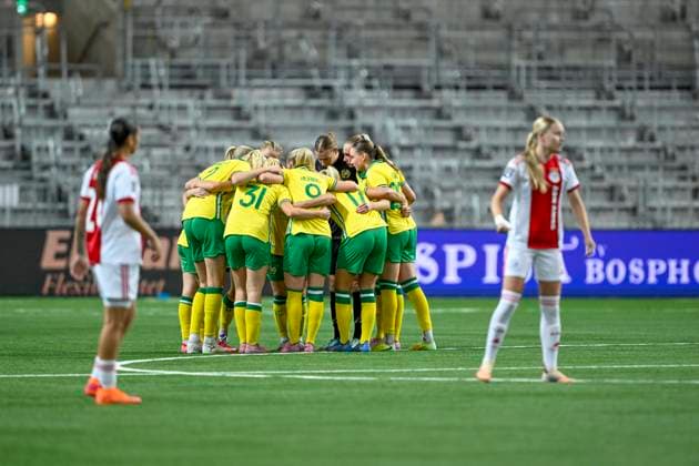 STOCKHOLM, SVERIGE 20251120 Hammarbys spelare peppar inför andra halvlek under torsdagens Europa Cup-kvalmatch 2 av 2 mellan Hammarby IF och AFC Ajax pa 3Arena. STOCKHOLM SVERIGE x10050x