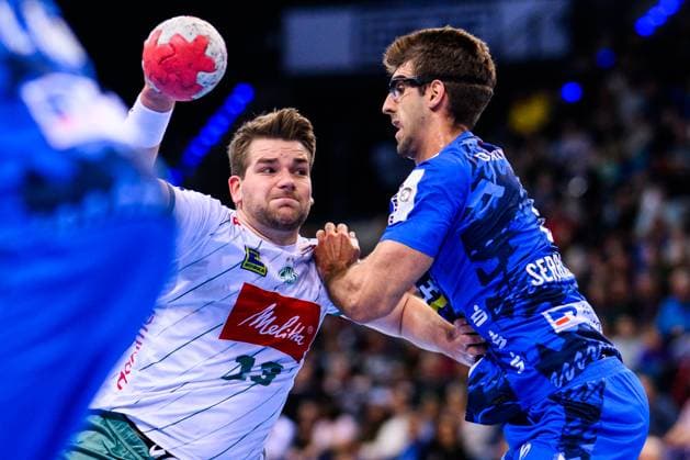 TVB Stuttgart - GWD Minden Handball: 1. Bundesliga, Herren, Saison 2025 2026, TVB Stuttgart - GWD Minden, Porsche Arena. Mindens Ian Weber in Aktion gegen Stuttgarts Antonio Serradilla (r). Stuttgart Porsche Arena Baden-Württemberg Deutschland