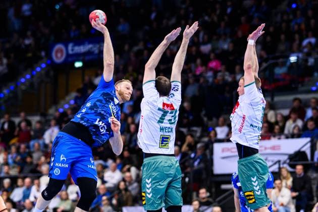 TVB Stuttgart - GWD Minden Handball: 1. Bundesliga, Herren, Saison 2025 2026, TVB Stuttgart - GWD Minden, Porsche Arena. Stuttgarts Lenny Rubin in Aktion gegen Mindens Alexander Weck. Stuttgart Porsche Arena Baden-Württemberg Deutschland