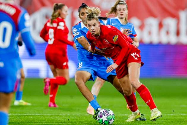 Eva Oude Elberink of FC Twente dribbles with the ball under pressure from Gabriela Garcia of Atletico Madrid FC Twente v Club Atletico de Madrid, UEFA Women s Champions League 2025 26 League Phase MD4, FC Twente v Club Atletico de Madrid, FC Twente Stadion, November 20, 2025, Enschede, Netherlands.