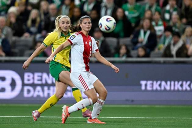 STOCKHOLM, SVERIGE 20251120 Ajax Danique Noordman och Hammarbys Anna Josendal under torsdagens Europa Cup-kvalmatch 2 av 2 mellan Hammarby IF och AFC Ajax pa 3Arena. STOCKHOLM SVERIGE x10050x