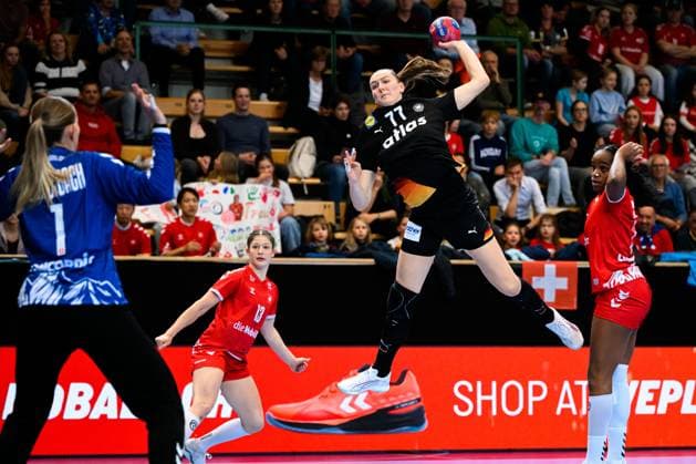 Handball, Frauen Laenderspiel - Schweiz - Deutschland v.li. Torhueterin Lea Schüpbach Schuepbach (Schweiz), Viola Leuchter (Deutschland) St. Gallen Kreuzbleiche Schweiz