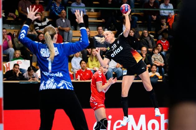 Handball, Frauen Laenderspiel - Schweiz - Deutschland v.li. Torhueterin Lea Schüpbach Schuepbach (Schweiz), Jenny Behrend (Deutschland) St. Gallen Kreuzbleiche Schweiz