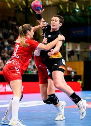 Handball, Frauen Laenderspiel - Schweiz - Deutschland v. li. im Zweikampf Kerstin Kündig Kuendig (Schweiz) und Alina Grijseels (Deutschland) St. Gallen Kreuzbleiche Schweiz