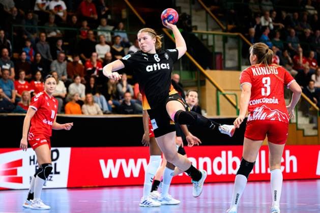 Handball, Frauen Laenderspiel - Schweiz - Deutschland Nina Engel (Deutschland), Kerstin Kündig Kuendig (Schweiz) St. Gallen Kreuzbleiche Schweiz