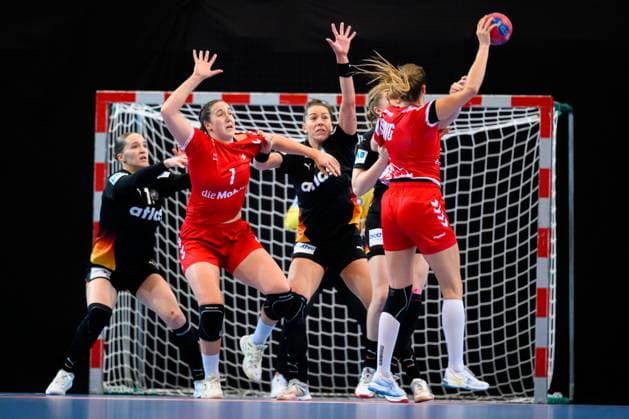 Handball, Frauen Laenderspiel - Schweiz - Deutschland v.li. Nieke Kühne Kuehne (Deutschland), Tabea Schmid (Schweiz), Emily Vogel (Deutschland), Kerstin Kündig Kuendig (Schweiz) St. Gallen Kreuzbleiche Schweiz