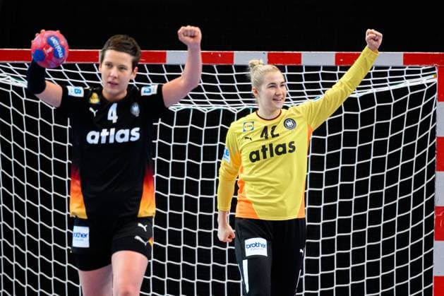 Handball, Frauen Laenderspiel - Schweiz - Deutschland Alina Grijseels (Deutschland), Torhueterin Katharina Filter (Deutschland) Jubel Freude Emotion St. Gallen Kreuzbleiche Schweiz
