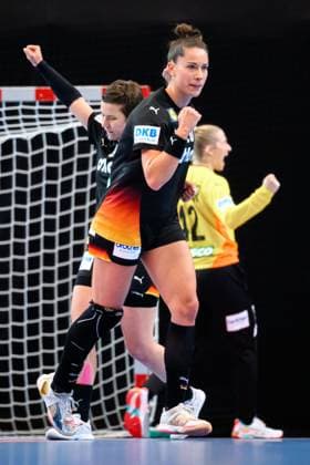 Handball, Frauen Laenderspiel - Schweiz - Deutschland Emily Vogel (Deutschland), Alina Grijseels (Deutschland), Torhueterin Katharina Filter (Deutschland) Jubel Freude Emotion St. Gallen Kreuzbleiche Schweiz