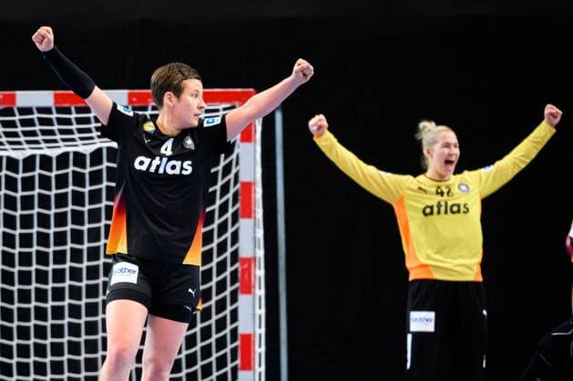 Handball, Frauen Laenderspiel - Schweiz - Deutschland Alina Grijseels (Deutschland), Torhueterin Katharina Filter (Deutschland) Jubel Freude Emotion St. Gallen Kreuzbleiche Schweiz