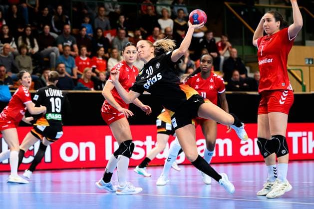 Handball, Frauen Laenderspiel - Schweiz - Deutschland Jenny Behrend (Deutschland), Tabea Schmid (Schweiz) St. Gallen Kreuzbleiche Schweiz
