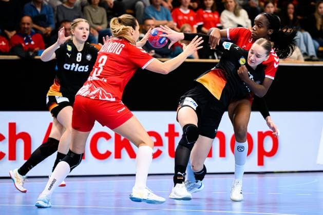 Handball, Frauen Laenderspiel - Schweiz - Deutschland v. li. im Zweikampf Kerstin Kündig Kuendig (Schweiz), Alina Grijseels (Deutschland), Clairebel Coker (Schweiz) St. Gallen Kreuzbleiche Schweiz