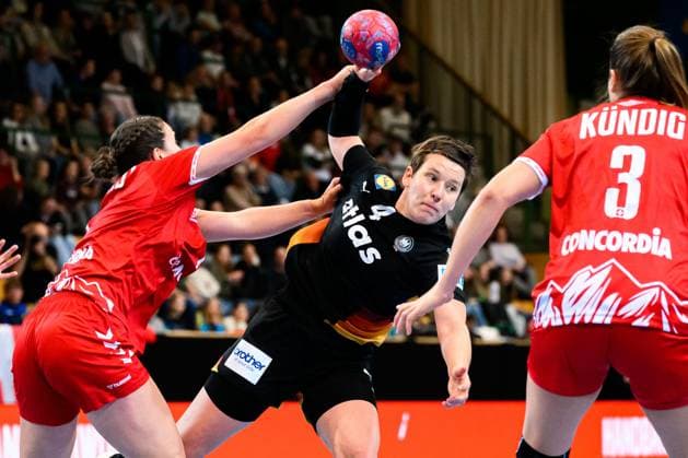 Handball, Frauen Laenderspiel - Schweiz - Deutschland v. li. im Zweikampf Tabea Schmid (Schweiz) und Alina Grijseels (Deutschland), Kerstin Kündig Kuendig (Schweiz) St. Gallen Kreuzbleiche Schweiz