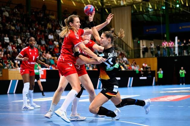 Handball, Frauen Laenderspiel - Schweiz - Deutschland v. li. im Zweikampf Kerstin Kündig Kuendig (Schweiz) und Xenia Smits (Deutschland) St. Gallen Kreuzbleiche Schweiz