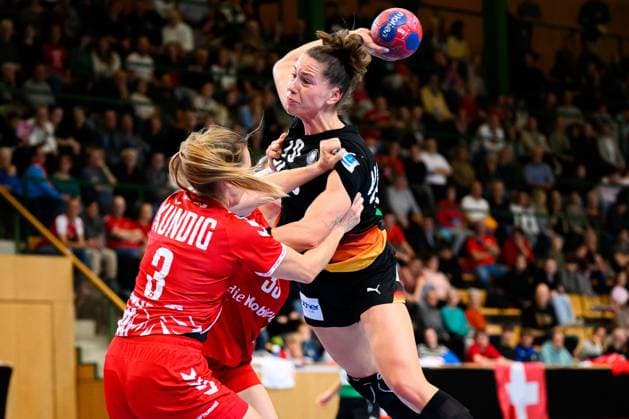 Handball, Frauen Laenderspiel - Schweiz - Deutschland v. li. im Zweikampf Kerstin Kündig Kuendig (Schweiz) und Emily Vogel (Deutschland) St. Gallen Kreuzbleiche Schweiz