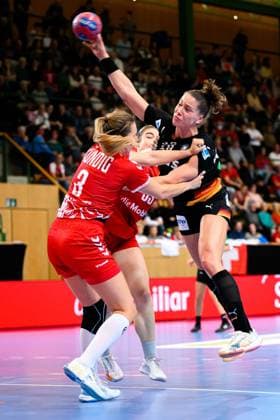 Handball, Frauen Laenderspiel - Schweiz - Deutschland v. li. im Zweikampf Kerstin Kündig Kuendig (Schweiz) und Emily Vogel (Deutschland) St. Gallen Kreuzbleiche Schweiz