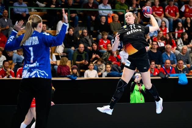 Handball, Frauen Laenderspiel - Schweiz - Deutschland v.li. Torhueterin Lea Schüpbach Schuepbach (Schweiz), Viola Leuchter (Deutschland) St. Gallen Kreuzbleiche Schweiz