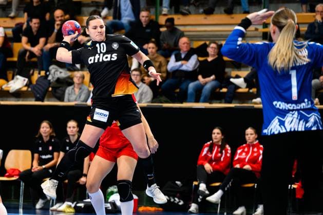 Handball, Frauen Laenderspiel - Schweiz - Deutschland Mareike Thomaier (Deutschland), Torhueterin Lea Schüpbach Schuepbach (Schweiz) St. Gallen Kreuzbleiche Schweiz