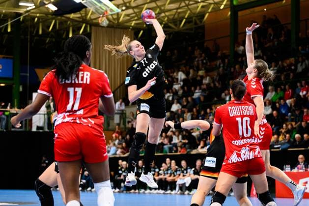 Handball, Frauen Laenderspiel - Schweiz - Deutschland v.li. Clairebel Coker (Schweiz), Viola Leuchter (Deutschland), Daphne Gautschi (Schweiz) St. Gallen Kreuzbleiche Schweiz