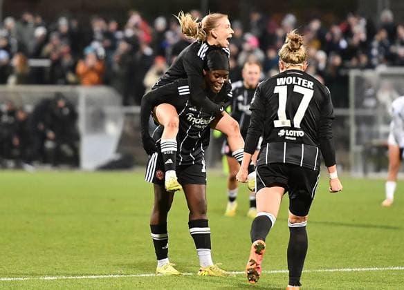 20.11.2025, xhbx, Fussball UEFA Women EuropaCup, Eintracht Frankfurt Frauen - PSV Eindhoven v.l. Torjubel, Goal celebration, celebrate the goal 3:1 Elisa Senß (Eintracht Frankfurt Damen), Nicole Anyomi (Eintracht Frankfurt Damen), Pia-Sophie Wolter (Eintracht Frankfurt Damen) (DFL DFB REGULATIONS PROHIBIT ANY USE OF PHOTOGRAPHS as IMAGE SEQUENCES and or QUASI-VIDEO) Frankfurt