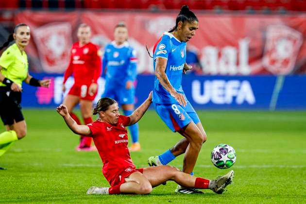 Gabriela Garcia of Atletico Madrid and Lynn Groenewegen of FC Twente battle for the ball FC Twente v Club Atletico de Madrid, UEFA Women s Champions League 2025 26 League Phase MD4, FC Twente v Club Atletico de Madrid, FC Twente Stadion, November 20, 2025, Enschede, Netherlands.