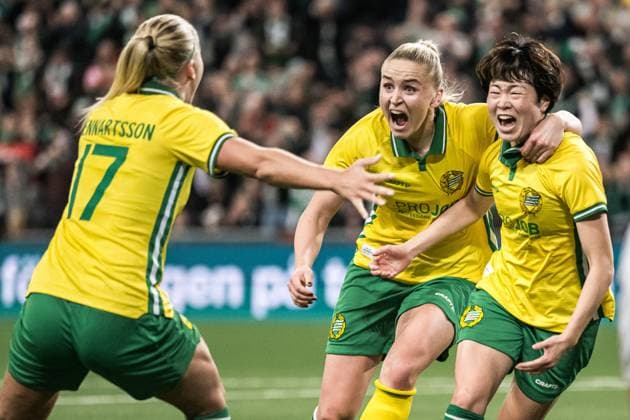 251120 Asato Miyagawa, Stina Lennartsson, and Anna Josendal of Hammarby celebrate after 1-1 during the UEFA Women s Europa Cup football match between Hammarby and Ajax on November 20, 2025 in Stockholm. Photo: Emma Wallskog BILDBYRAN COP 320 EW0590 fotboll football soccer fotball europa cup hammarby ajax uefa womens europa cup dam bbeng bbauto jubel Copyright: EMMAxWALLSKOG BB251120EW052