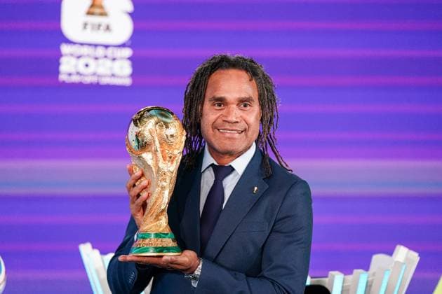 Fussball: FIFA WM-Qualifikation Europa 2025 26 Playoff-Auslosung Home of FIFA (Zürich, Schweiz): Christian Karembeu (FIFA Legende) mit WM-Trophäe, Pokal Zürich Kanton Zürich Schweiz Copyright: xJOERANxSTEINSIEKx