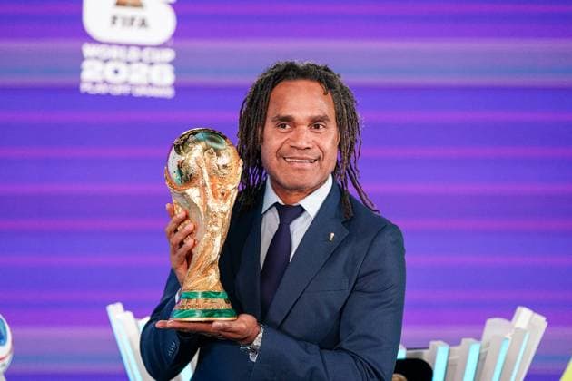 Fussball: FIFA WM-Qualifikation Europa 2025 26 Playoff-Auslosung Home of FIFA (Zürich, Schweiz): Christian Karembeu (FIFA Legende) mit WM-Trophäe, Pokal Zürich Kanton Zürich Schweiz Copyright: xJOERANxSTEINSIEKx