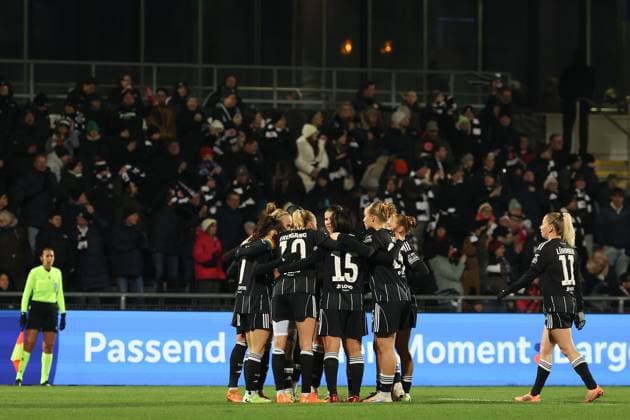 2025.11.20 xJFx Qualifikationsrunde UEFA Women™s Europa Cup 2025 2026 Achtelfinal-Rückspiel Eintracht Frankfurt - PSV Eindhoven v.l., Eintracht Frankfurt Torjubel, Goal celebration, celebrate the goal (DFL DFB REGULATIONS PROHIBIT ANY USE OF PHOTOGRAPHS as IMAGE SEQUENCES and or QUASI-VIDEO) Copyright: JoaquimxFerreira