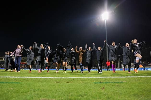 2025.11.20 xJFx Qualifikationsrunde UEFA Women™s Europa Cup 2025 2026 Achtelfinal-Rückspiel Eintracht Frankfurt - PSV Eindhoven v.l., Eintracht Frankfurt jubeln jubelt nach Spielende. (DFL DFB REGULATIONS PROHIBIT ANY USE OF PHOTOGRAPHS as IMAGE SEQUENCES and or QUASI-VIDEO) Copyright: JoaquimxFerreira