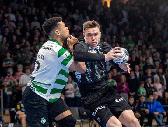 Handball, Herren, Saison 2025 2026, Champions League (Gruppe A, 8. Spieltag), Füchse Berlin - Sporting CP, v.l. Edney Silvia Oliveira (Sporting), Lasse Bredekjaer Andersson (Füchse Berlin), 20.11.2025, Copyright: xSebastianxRäppold MatthiasxKochx