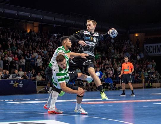 Handball, Herren, Saison 2025 2026, Champions League (Gruppe A, 8. Spieltag), Füchse Berlin - Sporting CP, v.l. Edney Silvia Oliveira (Sporting), Francisco Kiko Mota Costa (Sporting), Mathias Gidsel (Füchse Berlin), 20.11.2025, Copyright: xSebastianxRäppold MatthiasxKochx