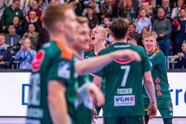 Justus Fischer (TSV Hannover-Burgdorf, Nr. 54) Daniel Weber (TSV Hannover-Burgdorf, Nr. 58) (v.l.), TSV Hannover-Burgdorf (grün) gegen Bergischer HC (beige) am 13. Spieltag der Saison 2025 2026 in der DAIKIN Handball-Bundesliga (20.11.2025, ZAG Arena (Hannover, GER), Copyright: xJanxGuentherx xTSVxHannover-Burgdorfx
