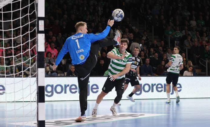 Torwart Lasse Ludwig pariert gegen Carlos Alvarez Dominguez Zweikampf Spielszene Aktion Handball CL Championsleague Champions League Herren 8. Spieltag Saison 2025 2026 20.11.2025 Füchse Berlin vs Sporting CP Lissabon LCP in der Max Schmeling Halle
